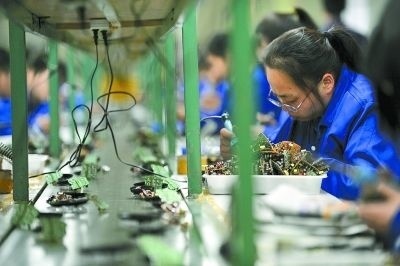 電子廠招聘信息背后：愛情的迷茫與堅守
