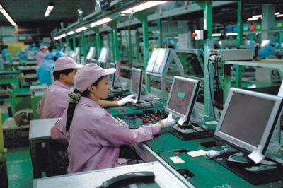 “電子廠招聘信息背后的壓力真相：白領與普工誰更艱難？”